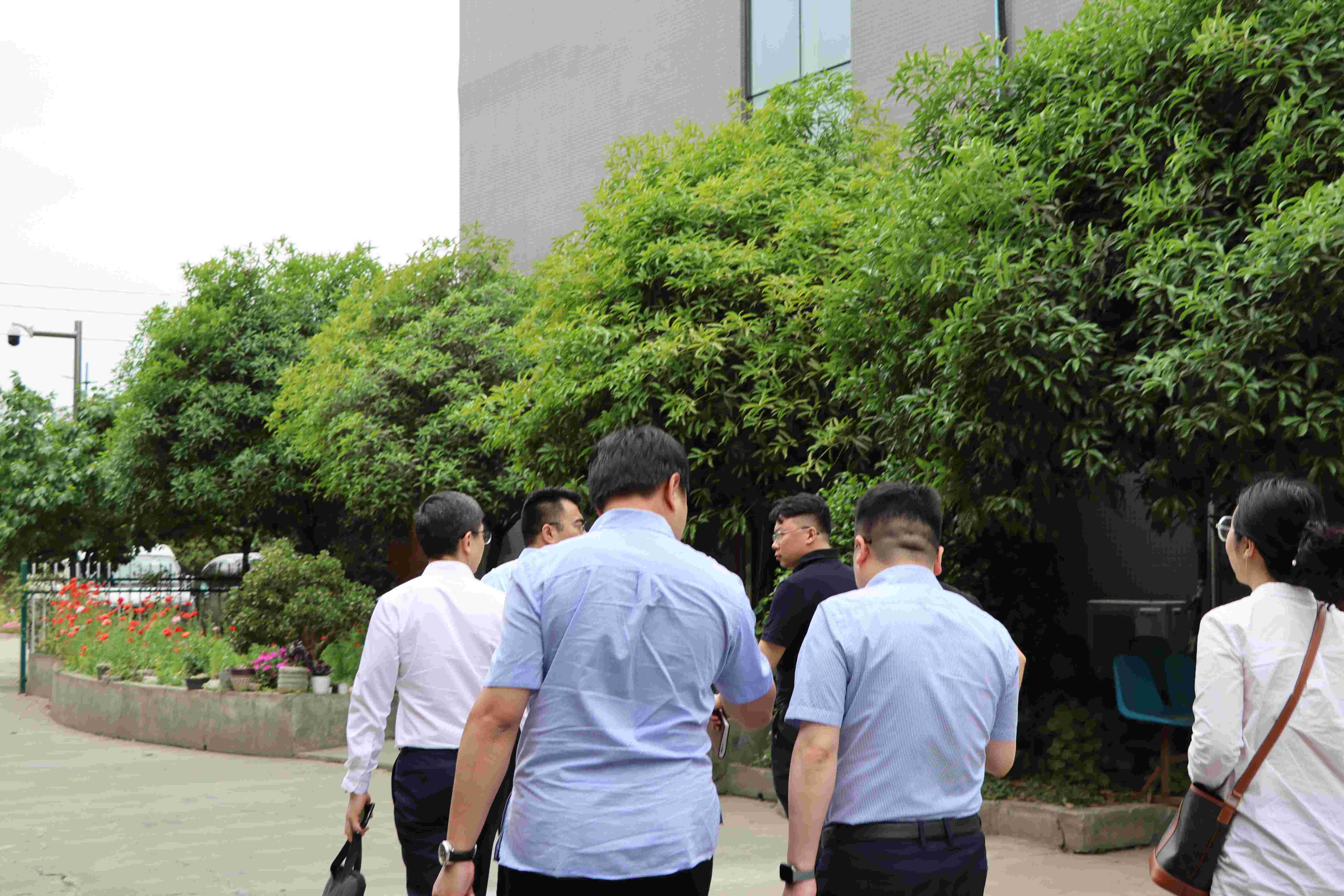 重庆市大渡口区招商投资局局长李文超一行莅临四川智龙激光考察交流