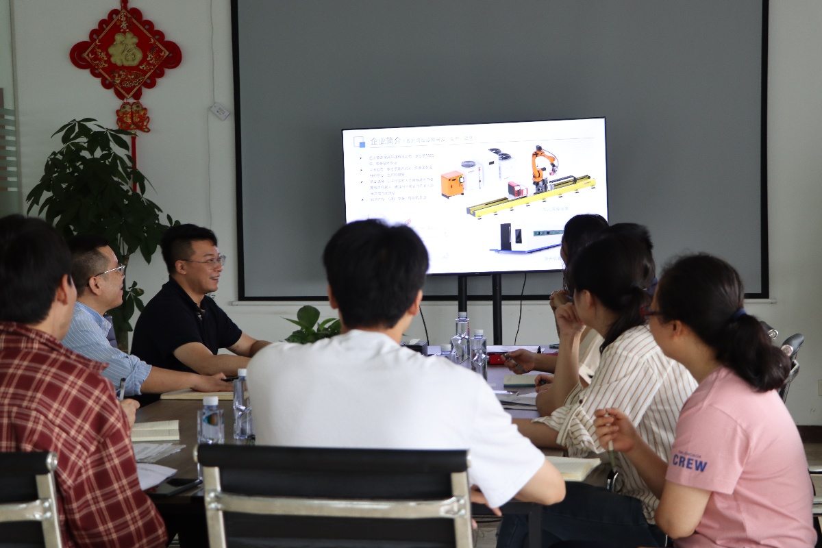 新都区新经济和科技局局长王新培一行莅临智龙激光考察指导